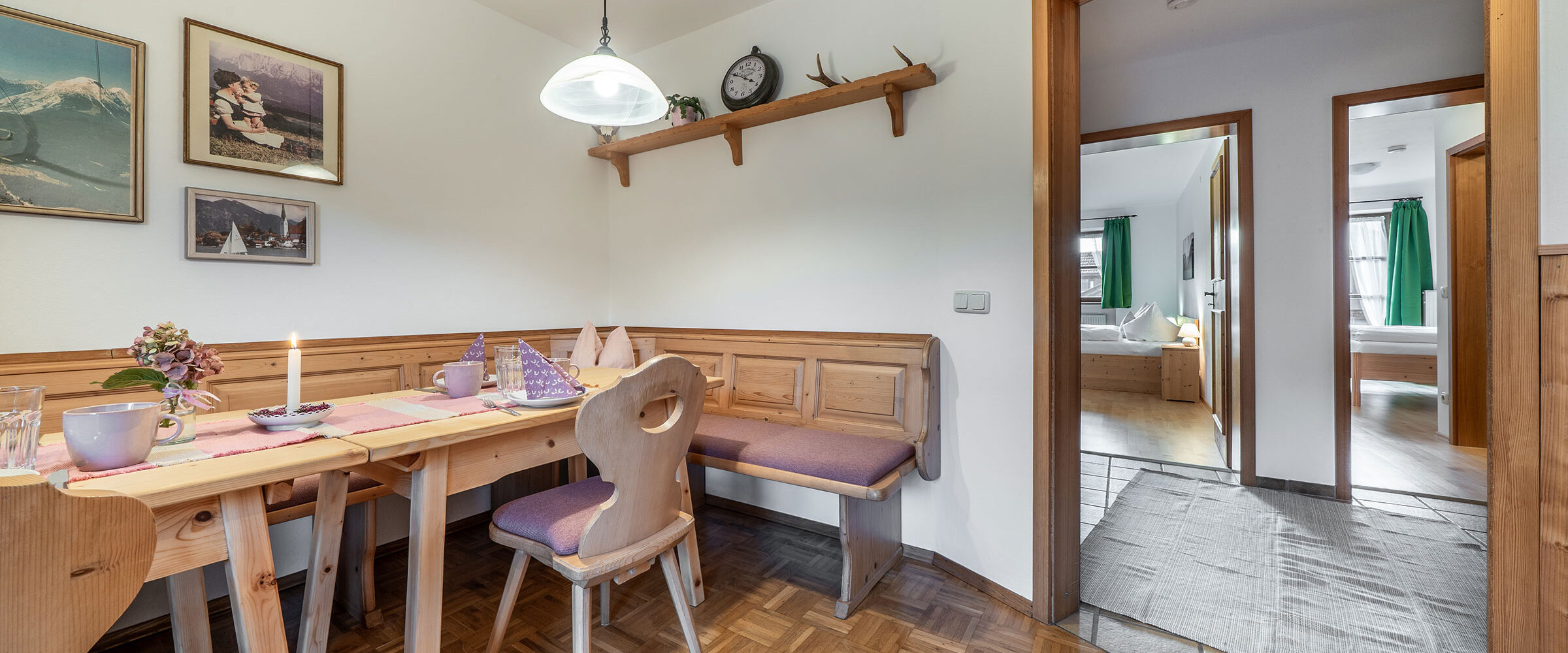 Haus Sissi Ferienwohnung Kapellenblick Wohnbereich mit Blick in die Schlafzimmer