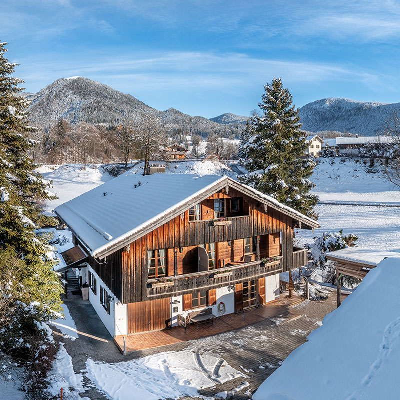 Haus-Sissi-Ferienwohnungen-in-Winkl-bei-Lenggries-Winter-Gesamtansicht