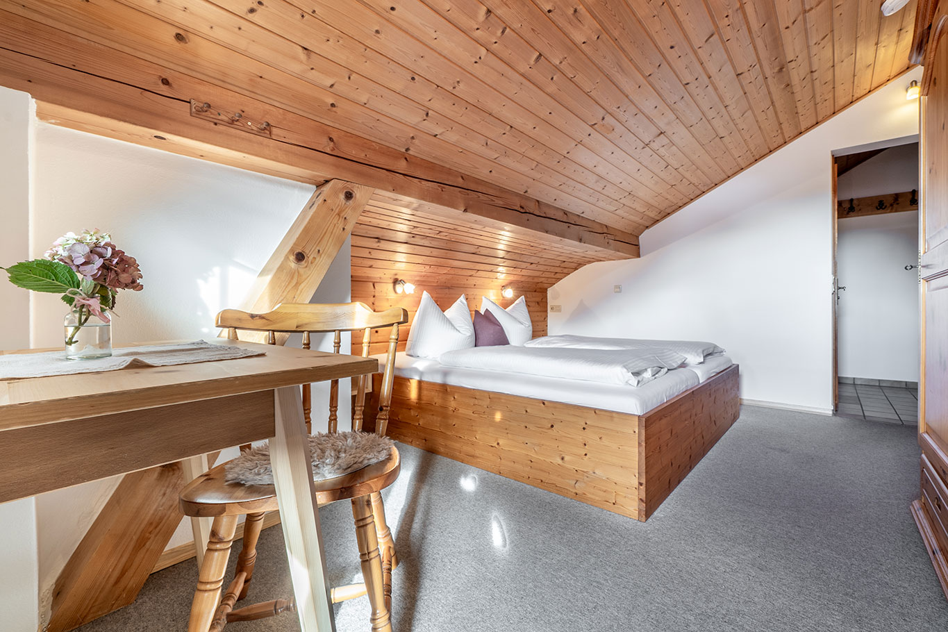 Haus-Sissi-Ferienwohnung-Ausblick-Schlafzimmer-mit-Doppelbetten