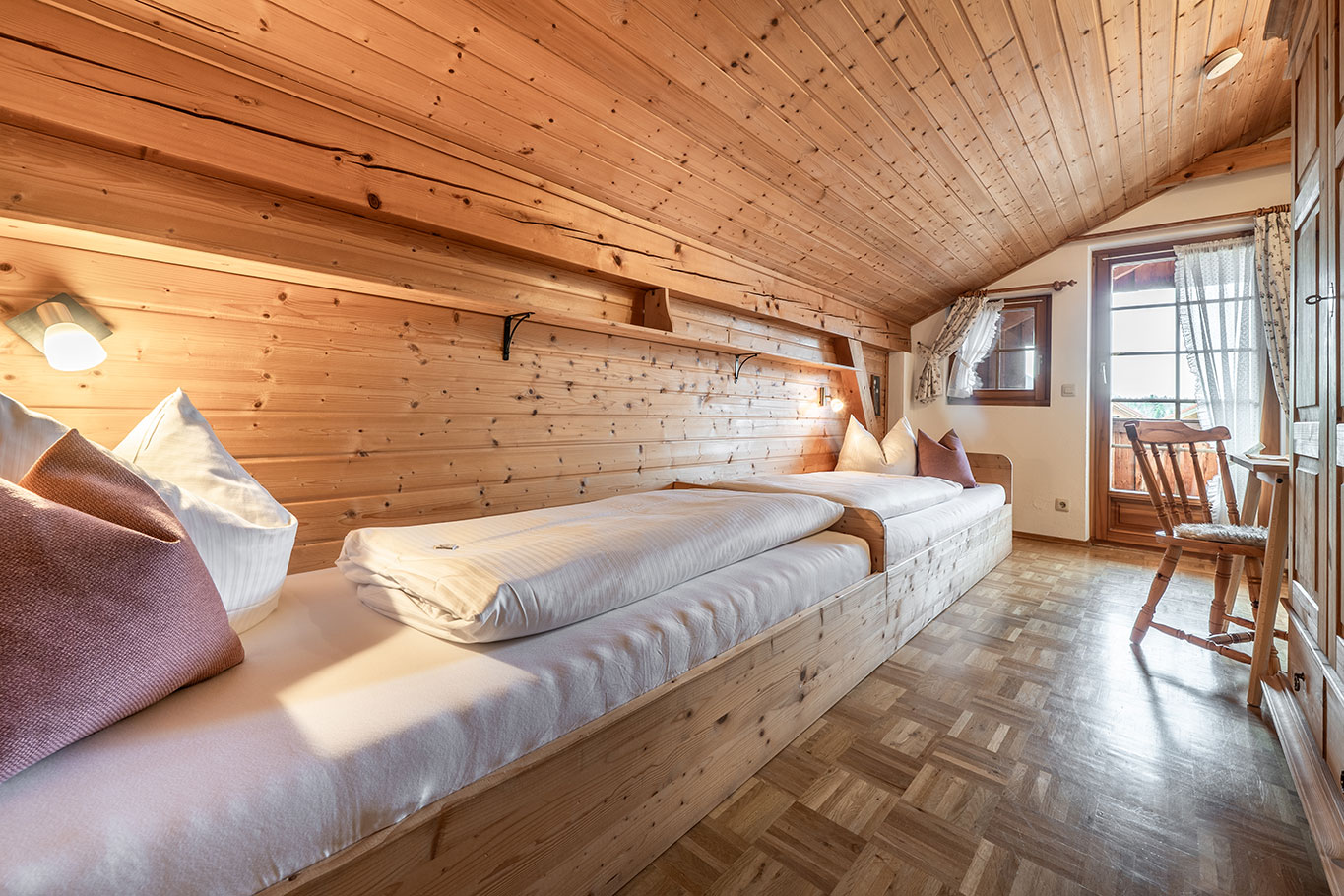 Haus-Sissi-Ferienwohnung-Ausblick-Schlafzimmer-mit-EInzelbetten