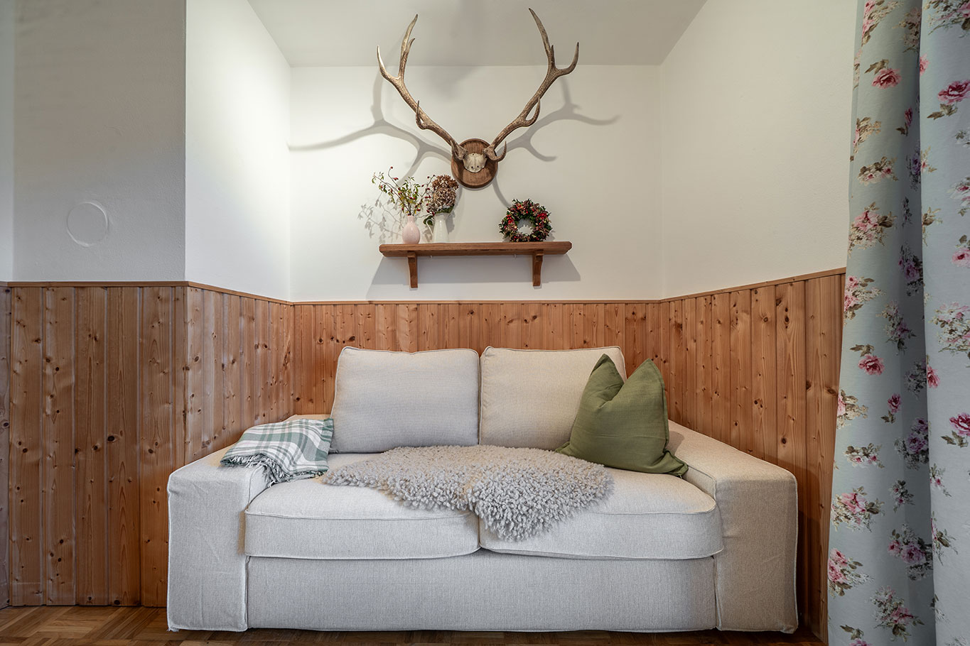 Haus-Sissi-Ferienwohnung-Kapellenblick-Couch
