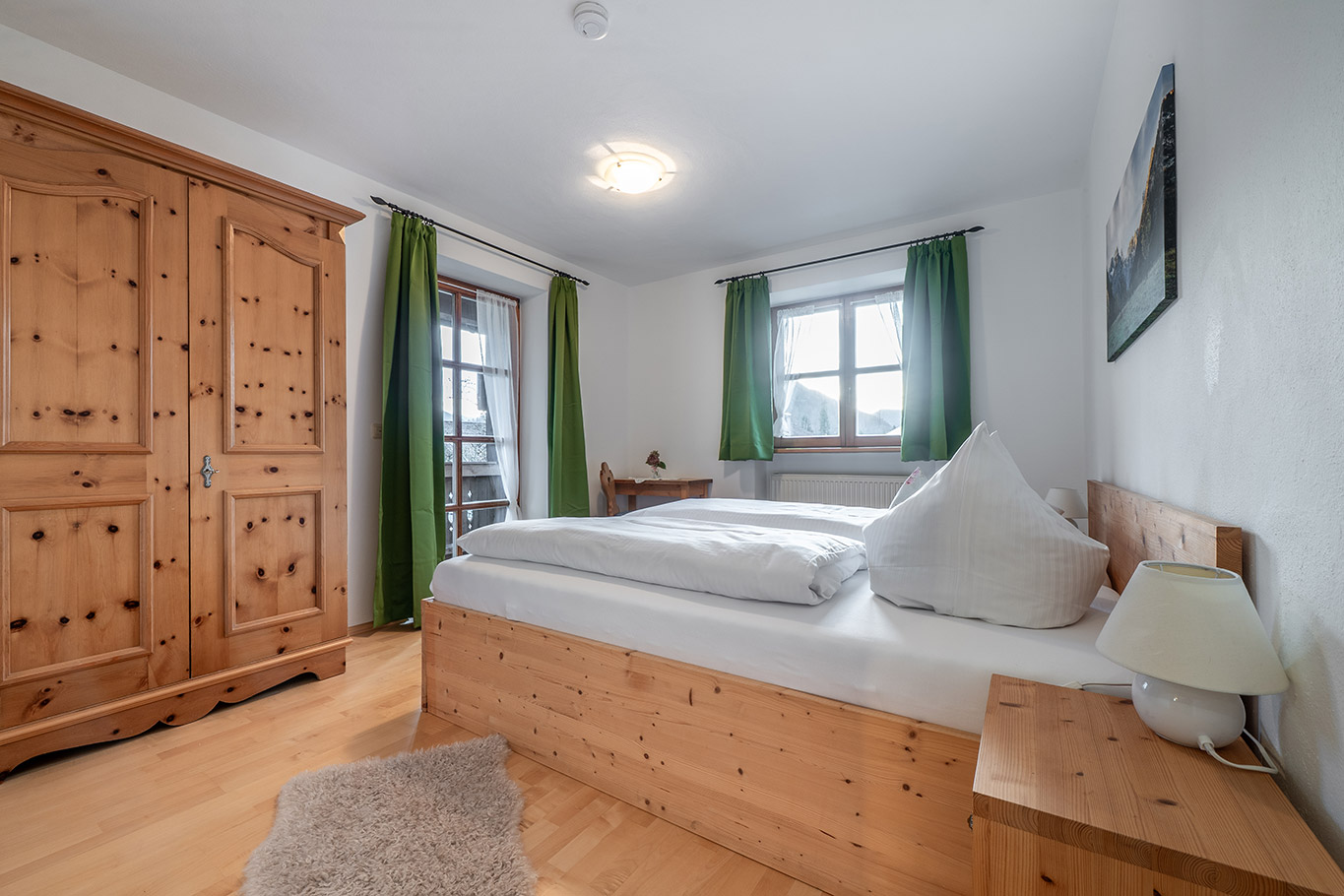 Haus-Sissi-Ferienwohnung-Kapellenblick-Schlafzimmer-2