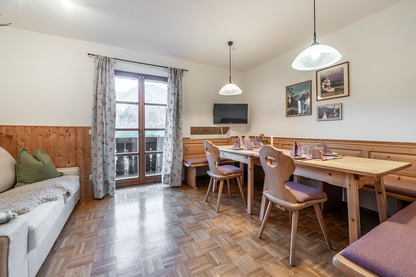 Haus-Sissi-Ferienwohnung-Kapellenblick-Wohnzimmer